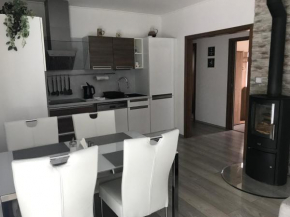 Příjemný apartmán Křoví v rodinném domku se sdíleným bazénem, terasou a zahradou, Křoví